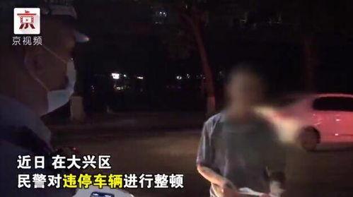 女人吃瓜群众围观,揭秘围观背后的社会现象