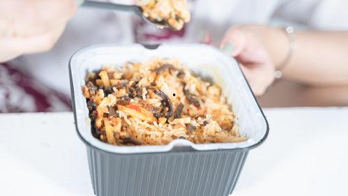 瓜妞吃自热米饭