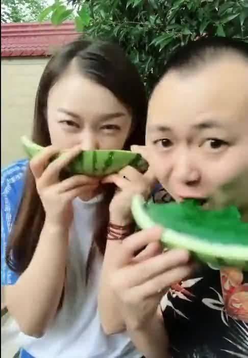 看妹妹吃瓜,笑料连连，揭秘家庭欢乐时光